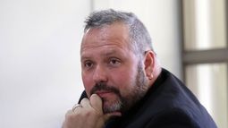 Sebastián Dávalos explota contra Bosé: Al dictador le cantó y le bailó bonito en el Festival