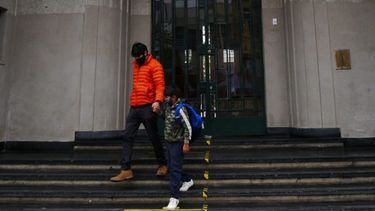 Con $9 millones será indemnizada estudiante que resbaló por escalera mojada en universidad
