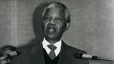 Os saludo en nombre de la paz, la democracia y la libertad: 100 años del nacimiento de Nelson Mandela