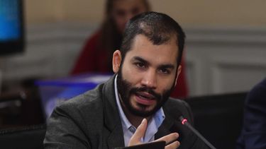 Cambiaron la cocina por la terraza: Renato Garín lanza ácidas críticas al Frente Amplio en primera entrevista tras su salida de RD