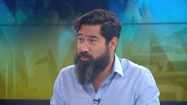 Tras ser denunciado en Twitter: Cristóbal Bellolio reconoce haber besado sin su consentimiento a mujer en evento social