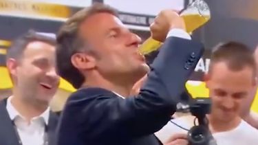 VIDEO| Macron bebió una cerveza “al seco” en 17 segundos y desató polémica en Francia