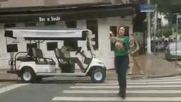 VIDEO| Diputada bolsonarista persigue a hombre con una pistola en la vía pública en Brasil
