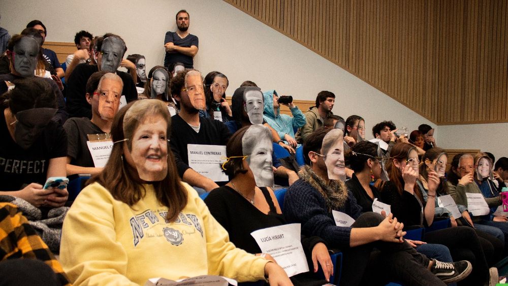 A palabras necias, aplausos estridentes