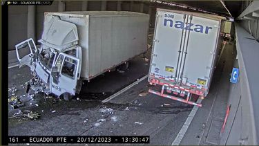 Otra vez en túnel de General Velásquez: Corte total de tránsito por grave choque de camiones