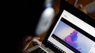 Alto en... Como los alimentos también quieren etiquetar contenido de youtubers para proteger a menores