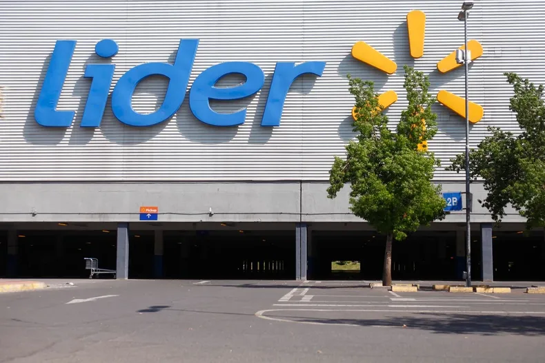 mujer de 72 anos se cayo en supermercado por omision en limpieza y sufrio contusiones corte ordeno pagarle 967 mil.webp