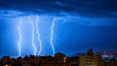 Dirección Meteorológica emite aviso por tormentas eléctricas en 12 regiones del país