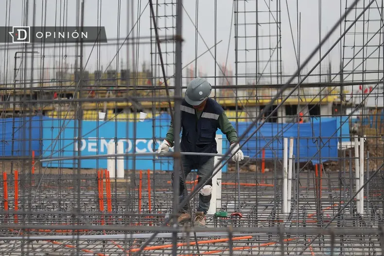 16147 persona trabajando en una construccion.webp