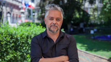 Jorge Baradit: “Esta se ha transformado en una elección entre democracia y fascismo”
