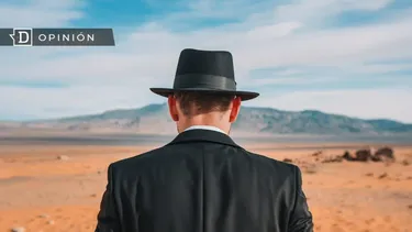 El Desconcierto | 12019 un hombre de espaldas caminando en el desierto.webp