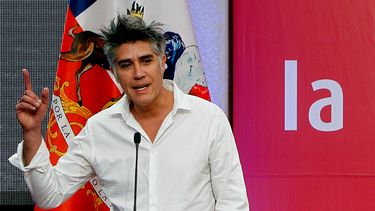 FOTOS | Arquitecto Alejandro Aravena interviene la Torre Santa María en favor del “Apruebo”