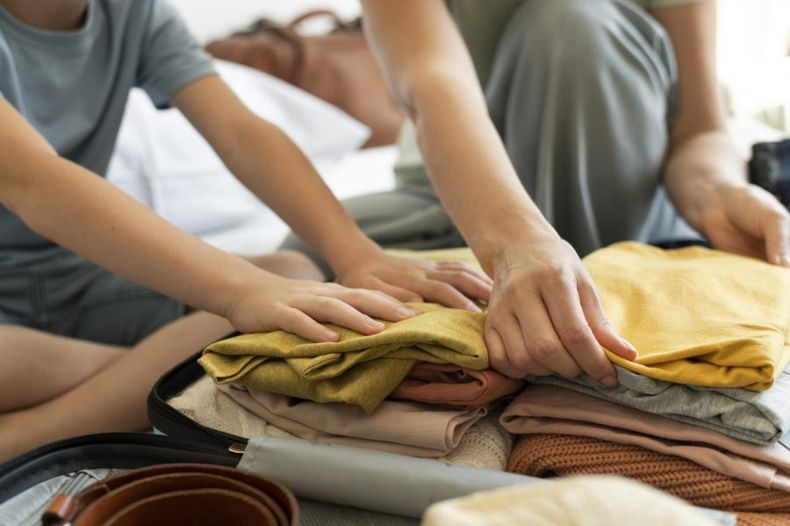 madre e hijo preparando maleta sus vacaciones scaled e1705338566790.jpg