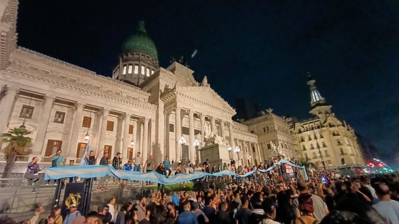 Protestas en Argentina frente al Congreso e1703165484525.jpeg