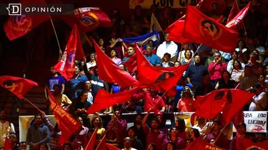 El Desconcierto | 19046 personas con banderas comunistas en el teatro caupolican.webp
