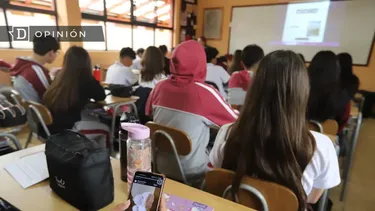 El Desconcierto | 27645 estudiante viendo un celular en la sala de clases.webp