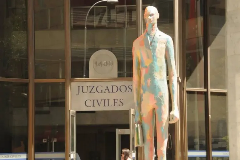 cayo en un agujero sin senalizacion en paseo peatonal y sufrio fractura de tobillo municipio debera pagarle 20 millones.webp