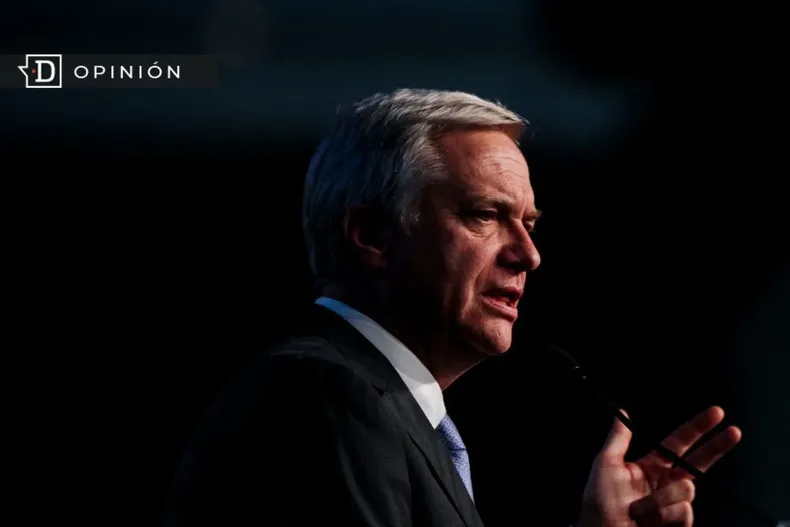 25050 jose antonio kast en una charla con fondo negro.webp