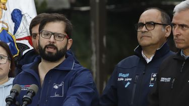 Con presidenta de junta de vecinos Boric coordina apoyo de damnificados en Licantén