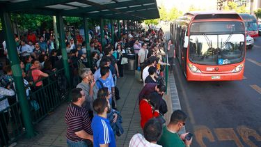 Congestión en paraderos de la locomoción colectiva de Santiago - Agencia Uno
