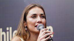 Critican a Carolina de Moras por denunciar uso de su rostro en afiche no oficial de campaña de Guillier