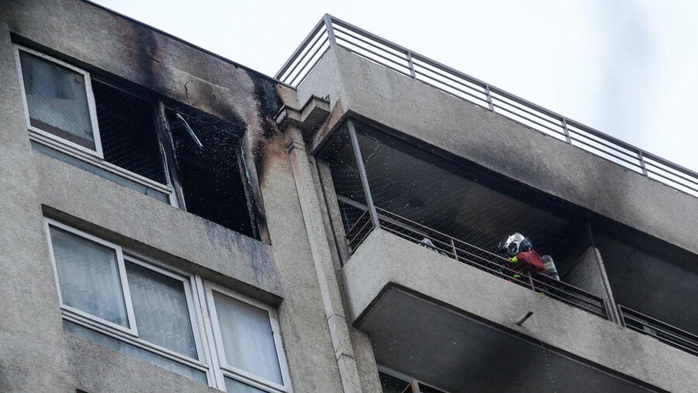 Incendio en edificio del centro de Santiago obliga a evacuación y cortar tránsito en Amunátegui