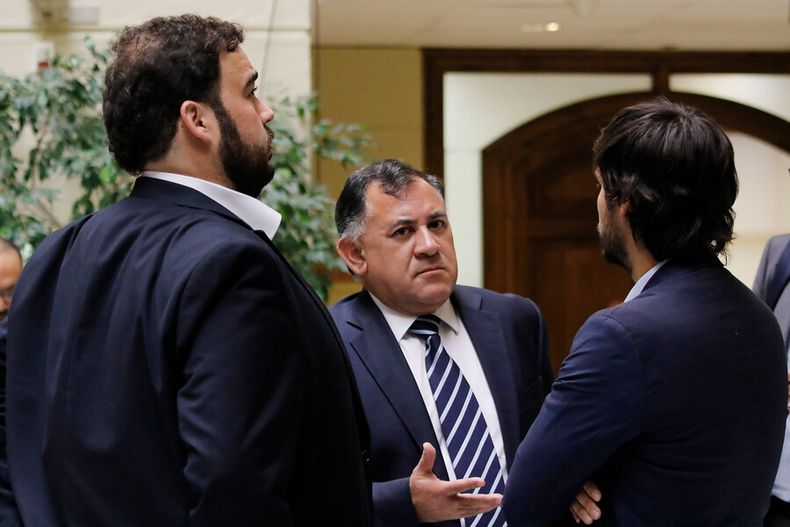 Eric Aedo conversa con asesores de gobierno.jpg