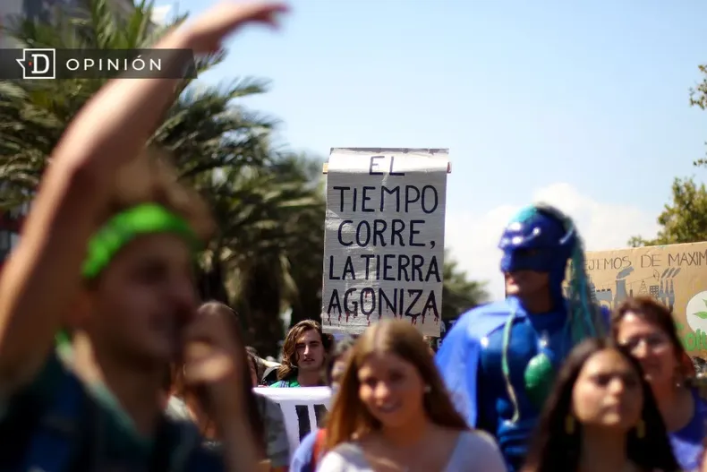23090 foto de una marcha contra el cambio climatico.webp