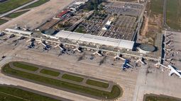 Un equipo de la UANDES desarrolló un agente de curado interno que reduce hasta un 80% el agrietamiento del hormigón. La tecnología será probada en una losa del Aeropuerto Arturo Merino Benítez en Santiago.