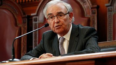 Milton Juica critica las redadas policiales de Piñera: El fin que cumplen es la de infundir temor para que la gente no salga a la calle