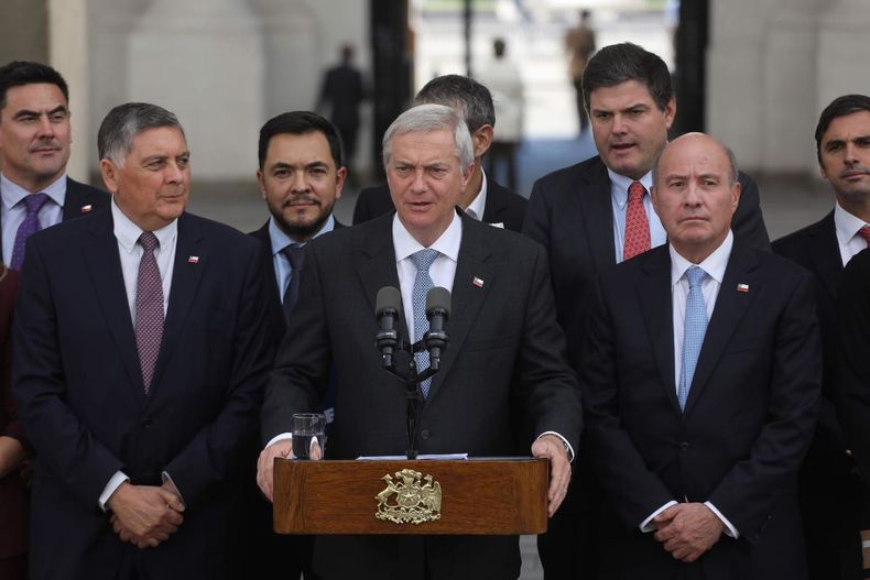 José Antonio Kast y algunos de sus ministros / Agencia Uno