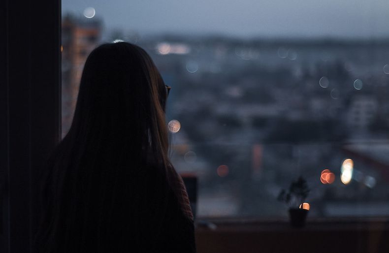 35,5 de chilenos experimentan ansiedad leve y mujeres la sienten en niveles mayores.jpg