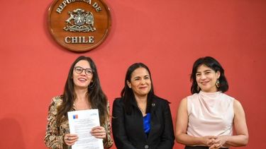 Camila Vallejo firma acuerdo con ONU Mujeres por enfoque de género en las comunicaciones