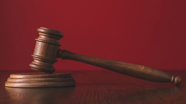 Construyeron viviendas y taller mecánico en terreno con riesgo eléctrico de empresa: Ordenan desalojo