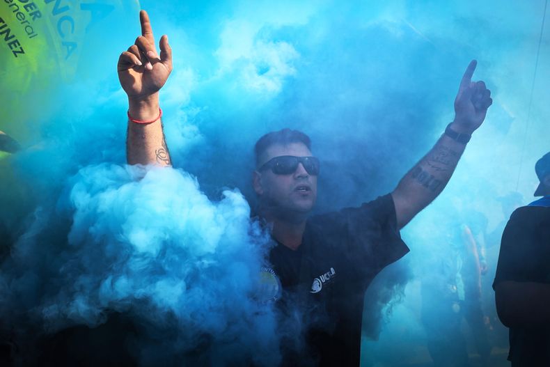 BUENOS AIRES (ARGENTINA), 30/04/2026.- Una persona participa en una protesta convocada por la Confederación General del Trabajo (CGT) contra el Gobierno de Javier Milei y los efectos de su política económica, previo al Día del Trabajador. EFE