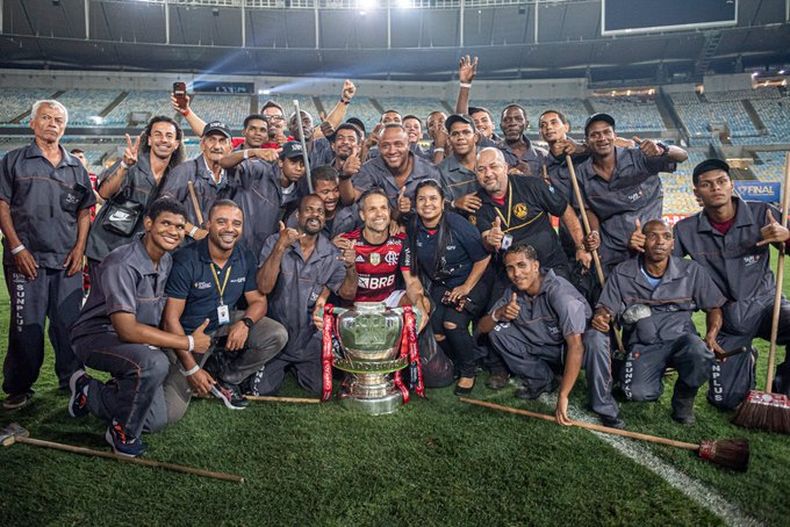 Capitan de Flamengo junto a trabajadores de limpieza del club.jpeg