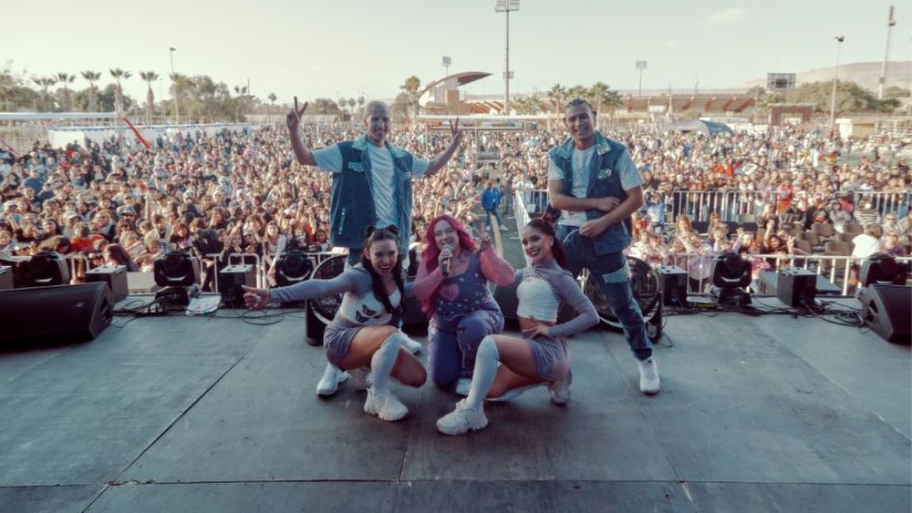 Christell tuvo exitoso retorno a los escenarios ante 5 mil personas en Arica durante Día de la Niñez