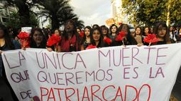“Apuntes sobre feminismos y poder popular” de Luciano Fabbri: Un debate con disensos