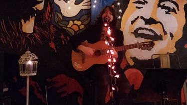 Al cantautor Nico Bowen se le desangra la vida en su nuevo single setentero