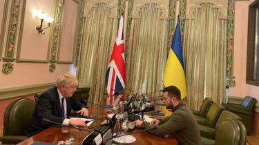 Johnson se reúne por sorpresa con Zelenski en Kiev: Ofrece blindados y misiles antibuque