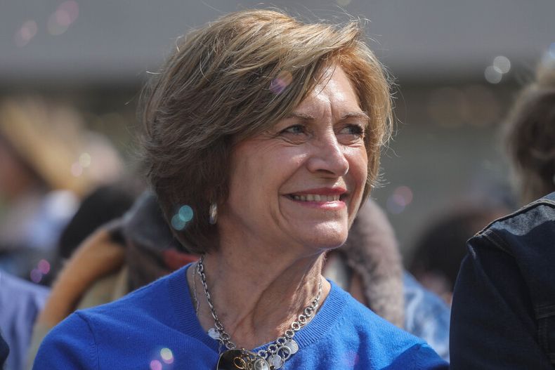 valoracion de matthei sufre caida de 7 puntos mientras imagen positiva de bachelet sigue en alza.jpg