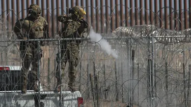 Con disparos de bolas de pimienta policía estadounidense impide que migrantes entren por frontera norte