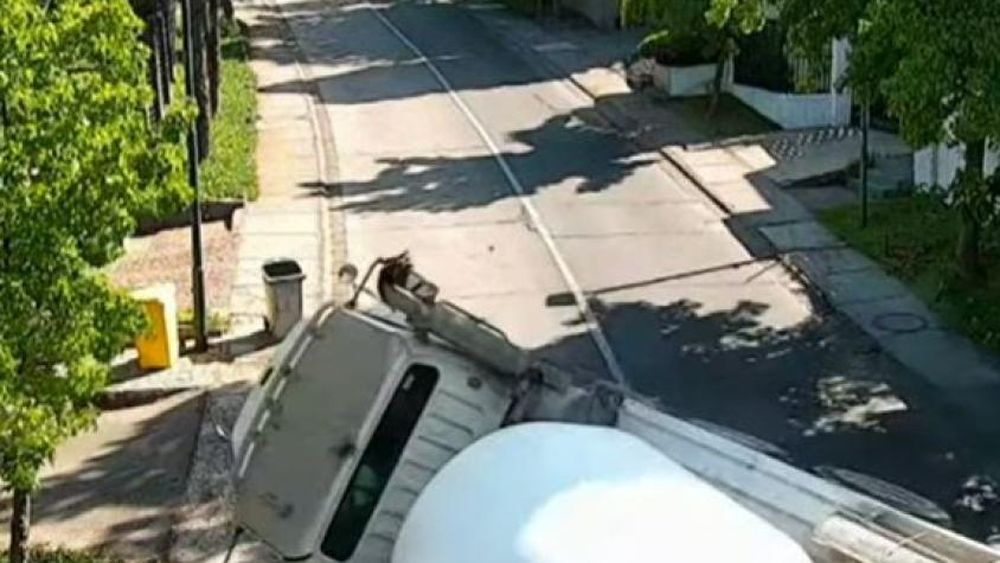 VIDEO| Captan violento choque de un camión con una casa: Parecía un terremoto