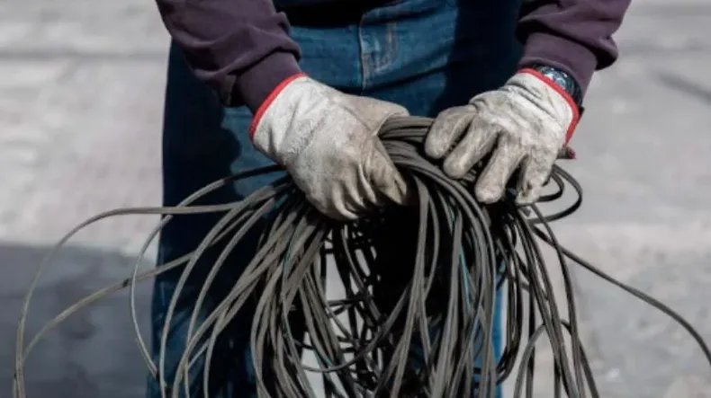 fue sorprendido in fraganti robando 70 metros de cable de internet en talagante y debera pasar 300 dias en prision.webp