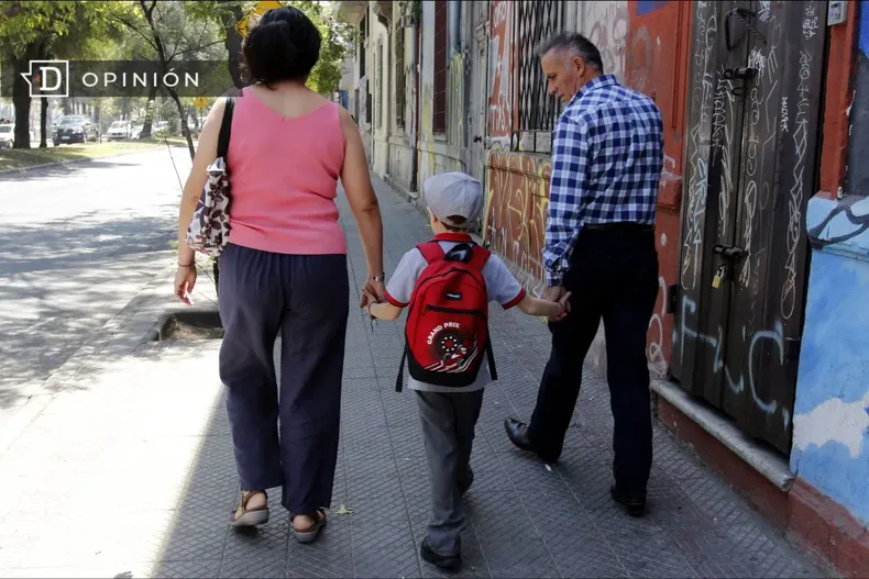 12163 imagen de padres con su hijo volviendo a clases.webp