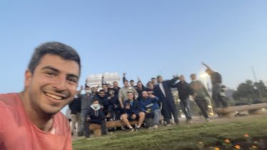 El Desconcierto | Patricio Bopp y adherentes a Kast instalan pasto en Baquedano.jpg
