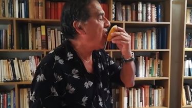 Académico de la U. de Antofagasta simula practicar sexo oral a una naranja como defensa a colega sumariado por acoso