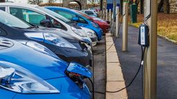 Con 2.159 estaciones públicas y 8 cargadores por 100 vehículos, el país encabeza la densidad de infraestructura en electromovilidad en la región, según OLADE.
