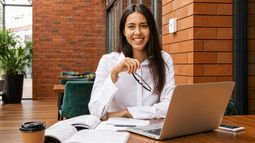 Postgrados online: alternativas flexibles para estudiar mientras trabajas.