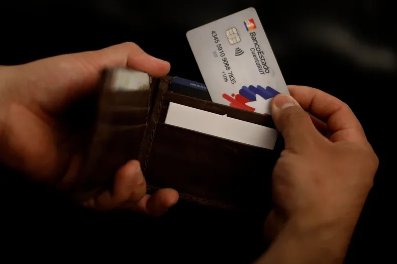 sufrio robo de 1 millon de cuentarut y banco no devolvio dinero por atribuirle culpa suprema ordena reintegrarselos.webp